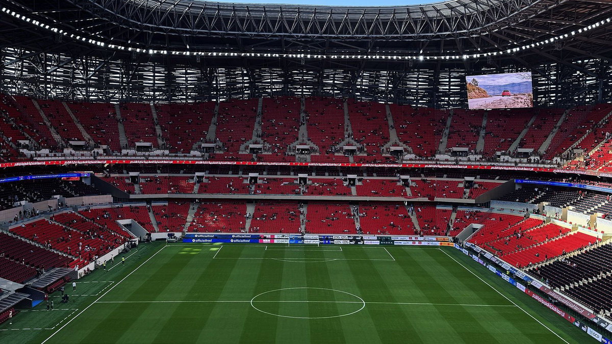 Vue aérienne d’un grand stade de football et de sa pelouse
