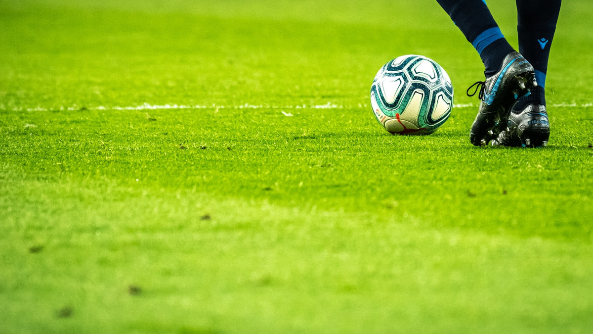 Ballon de football sur pelouse verte