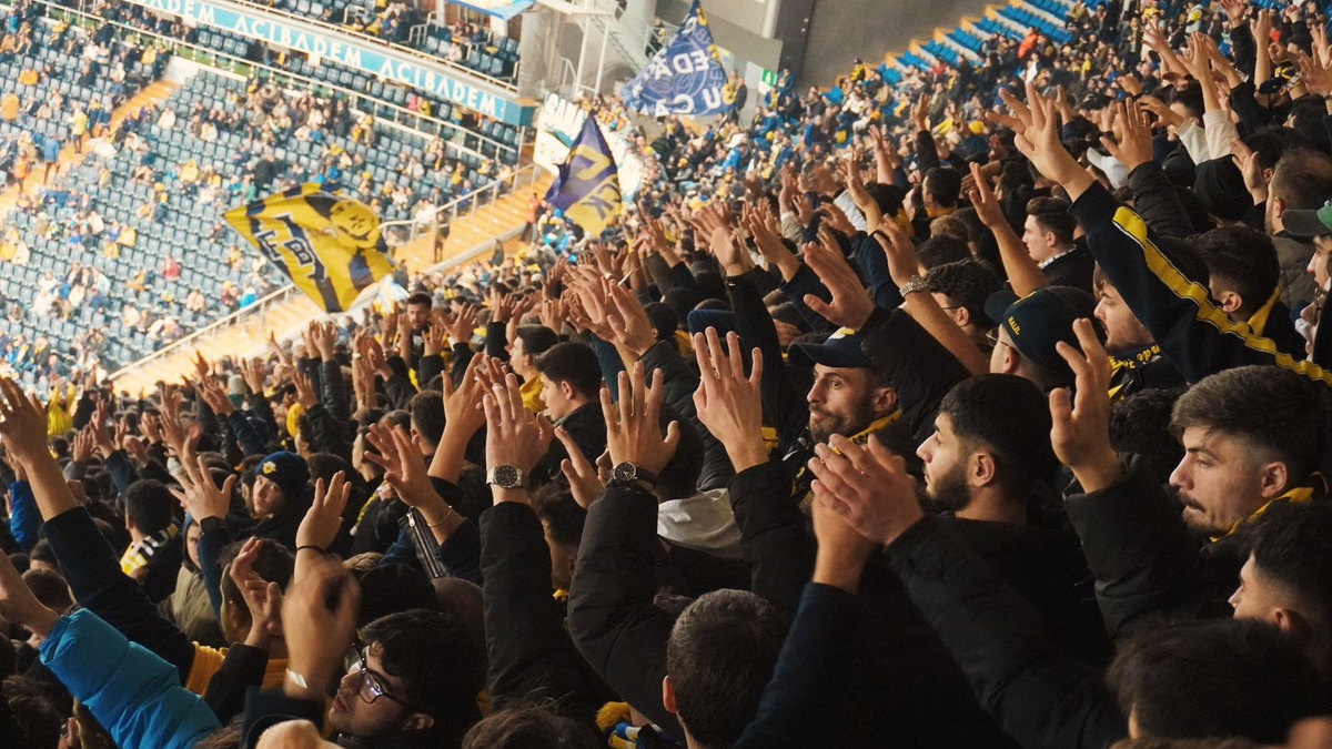Supporters en tribune pendant un match de football