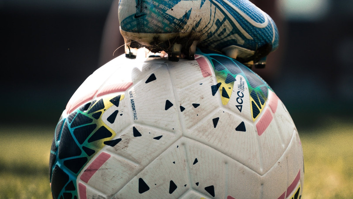 Ballon de football posé sur la pelouse d’un stade