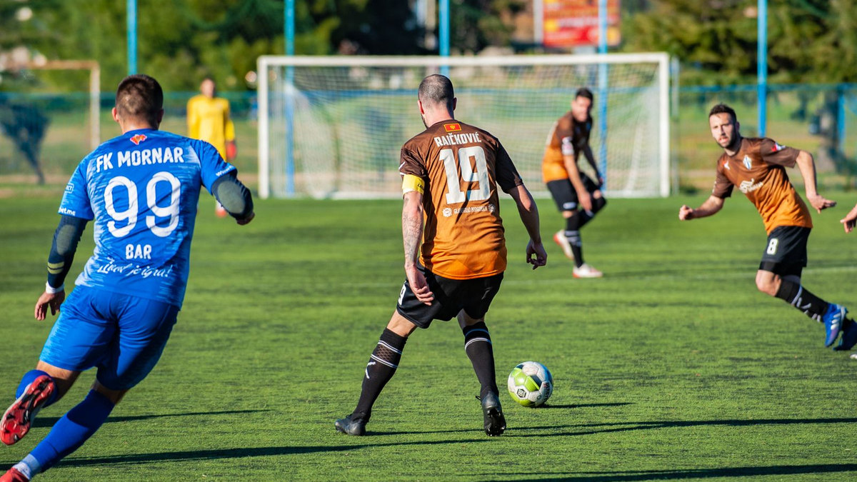 Arbitre de football brandit un carton jaune