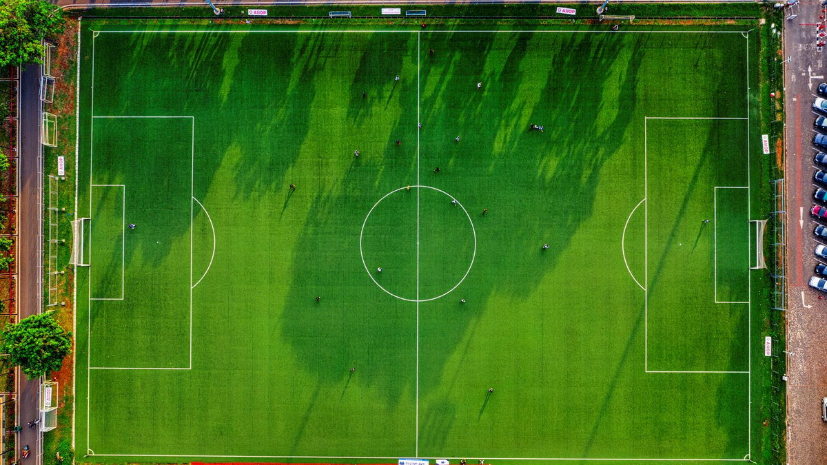 Stade de football bondé la nuit, match sous projecteurs