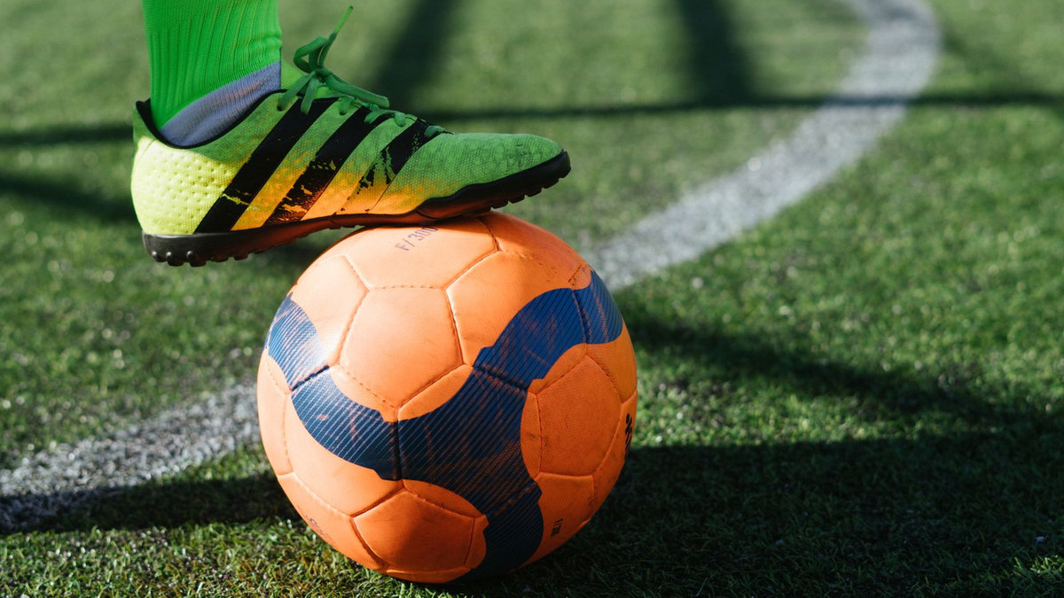 Deux joueurs de football se disputent le ballon en match