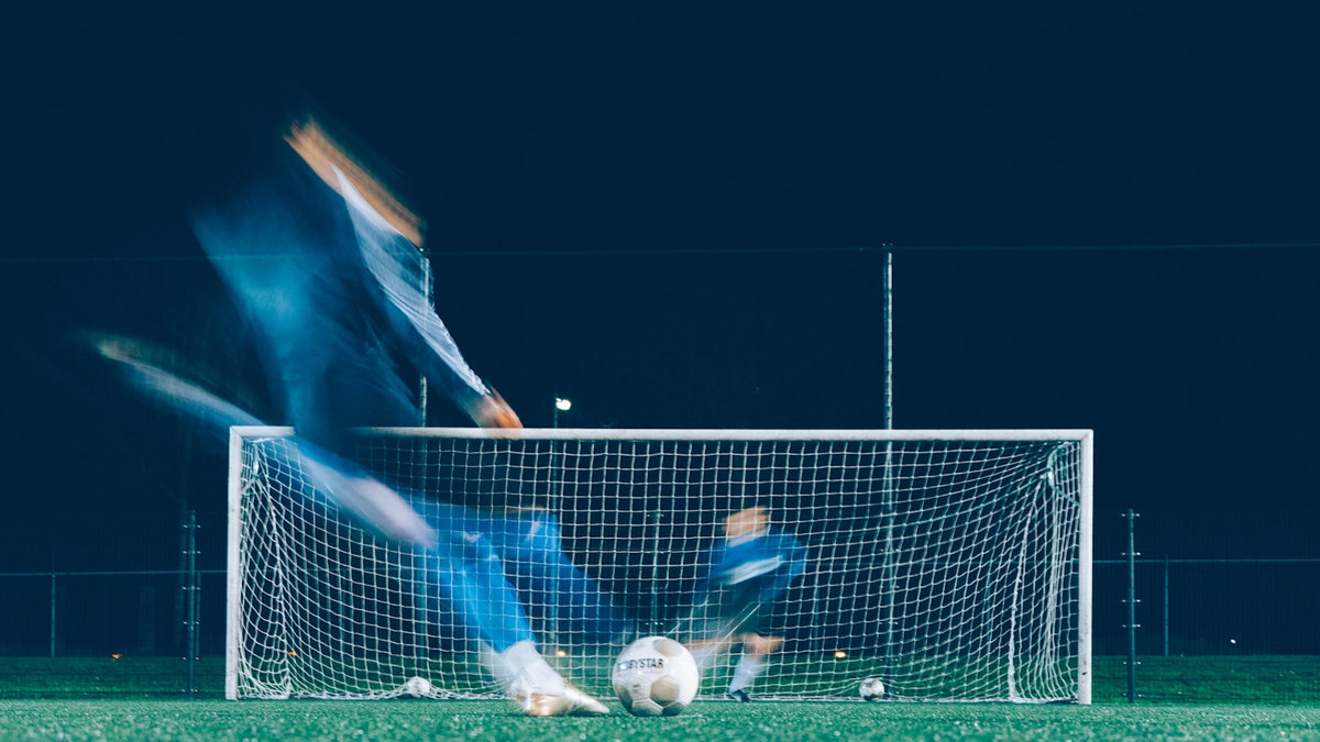 Match de football dans un stade, joueurs et public