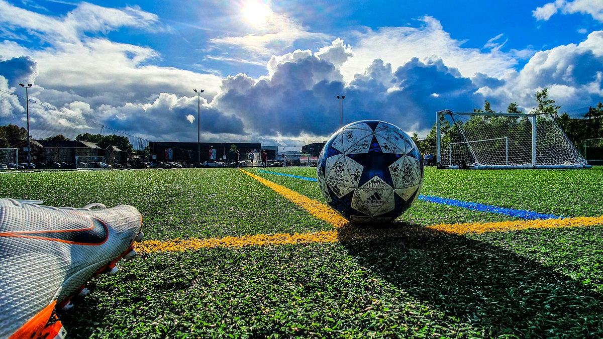 Attaquant en pleine frappe au but sur un terrain de football