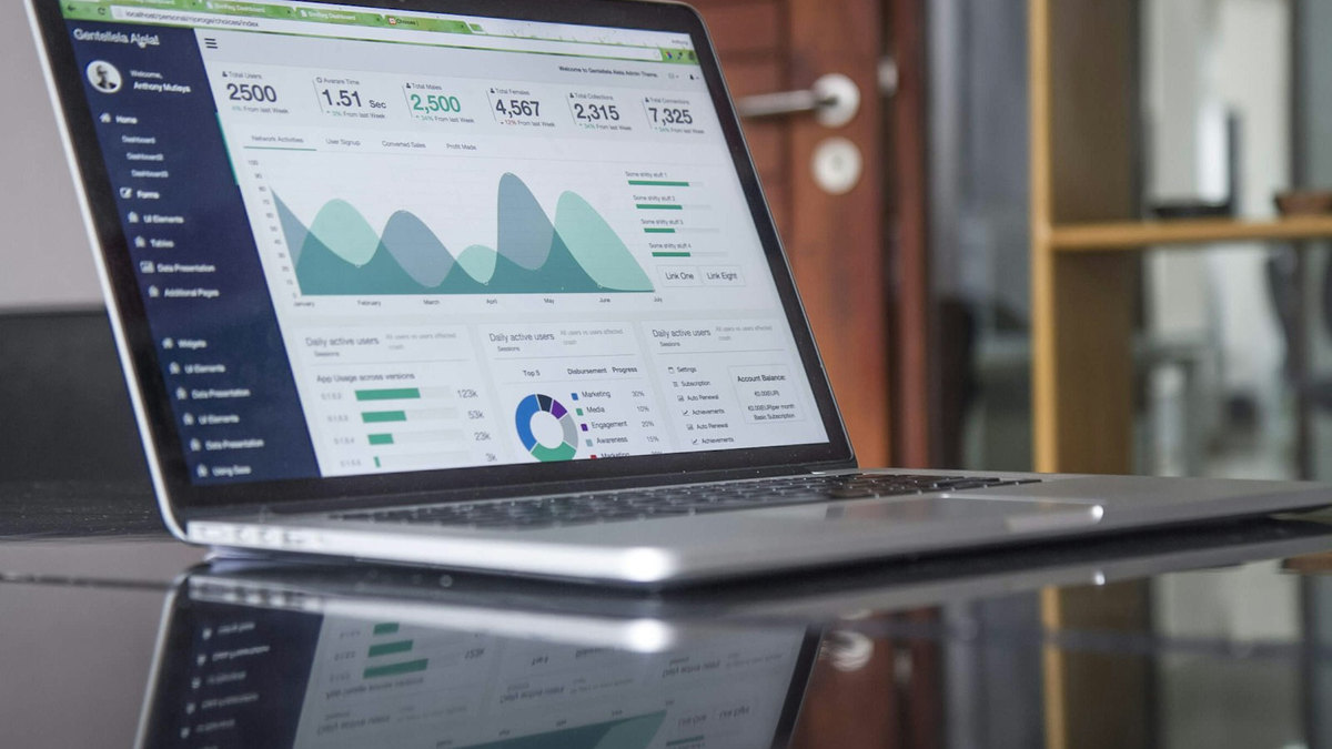 Ordinateur portable affichant des graphiques d’analyse
