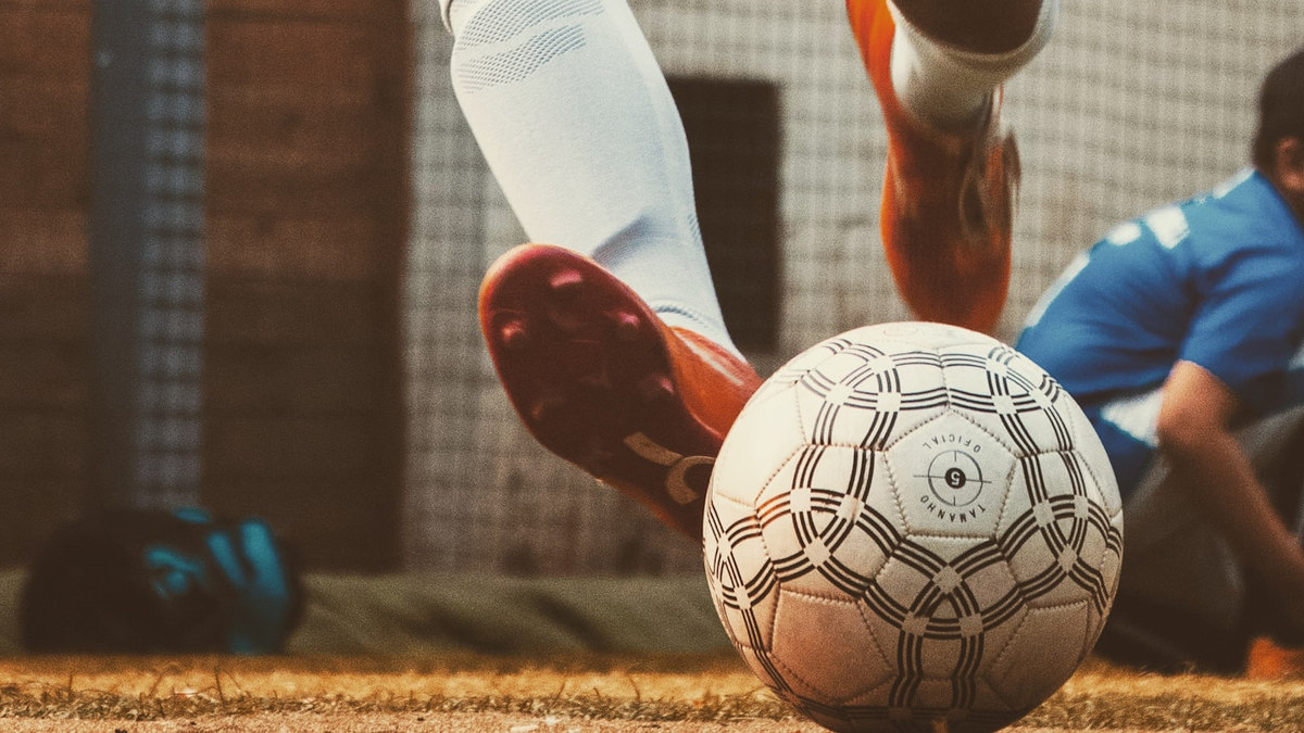 Joueurs de football sur la pelouse d’un stade plein