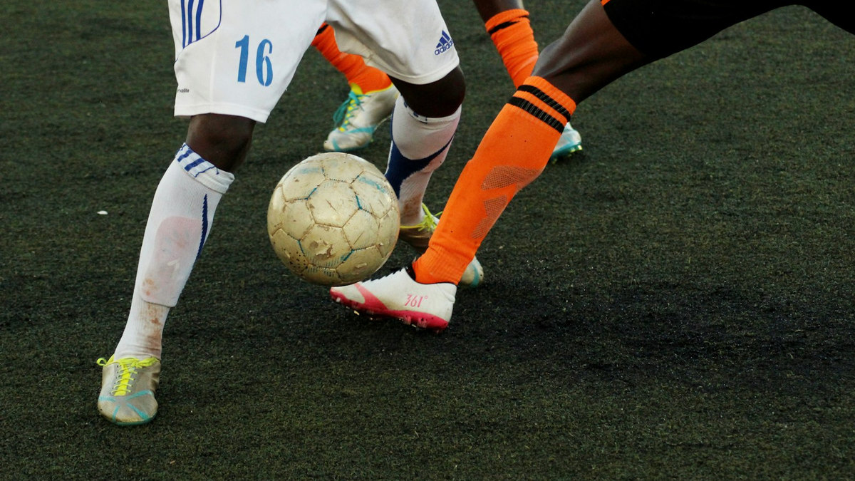 Stade de football plein la nuit sous les projecteurs