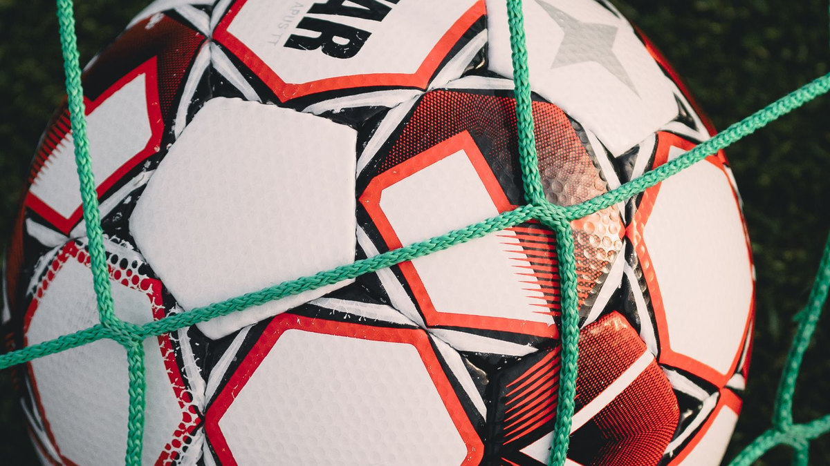 Ballon de football dans les filets d’un but