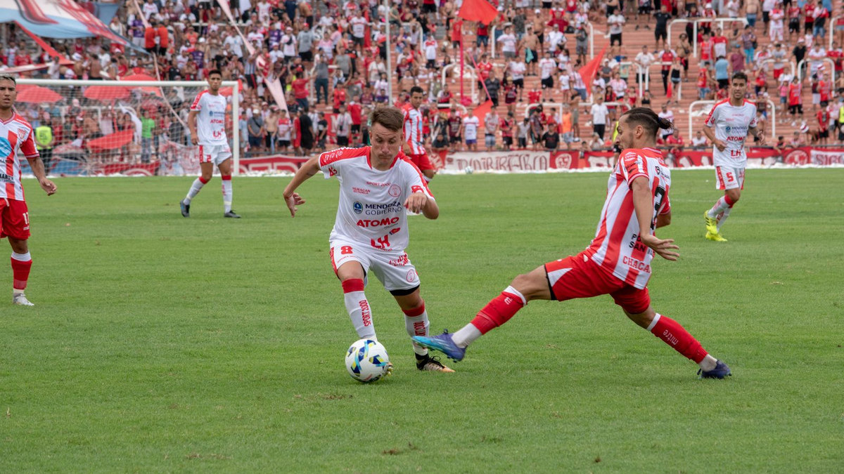 Action de football près du but dans un stade plein