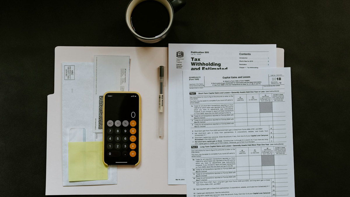 Documents, calculatrice et chiffres à comparer