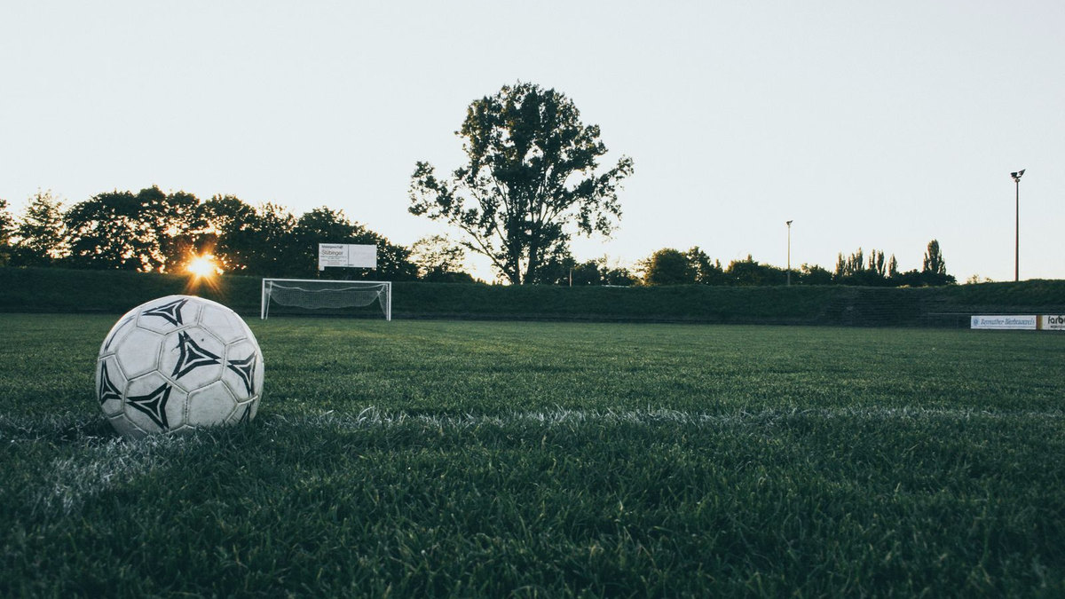 Gros plan d’un ballon de football sur la pelouse